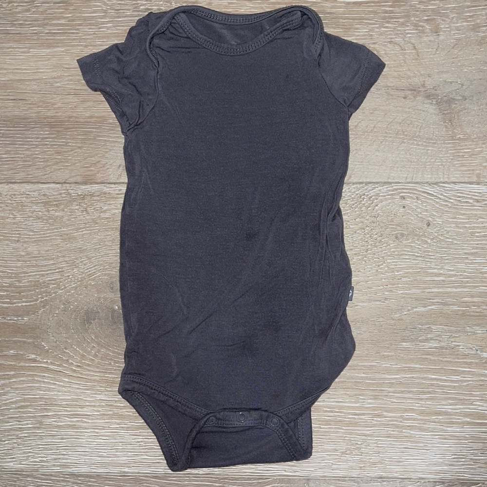 Kyte Baby Bodysuit in Charcoal Size 6-12 Months